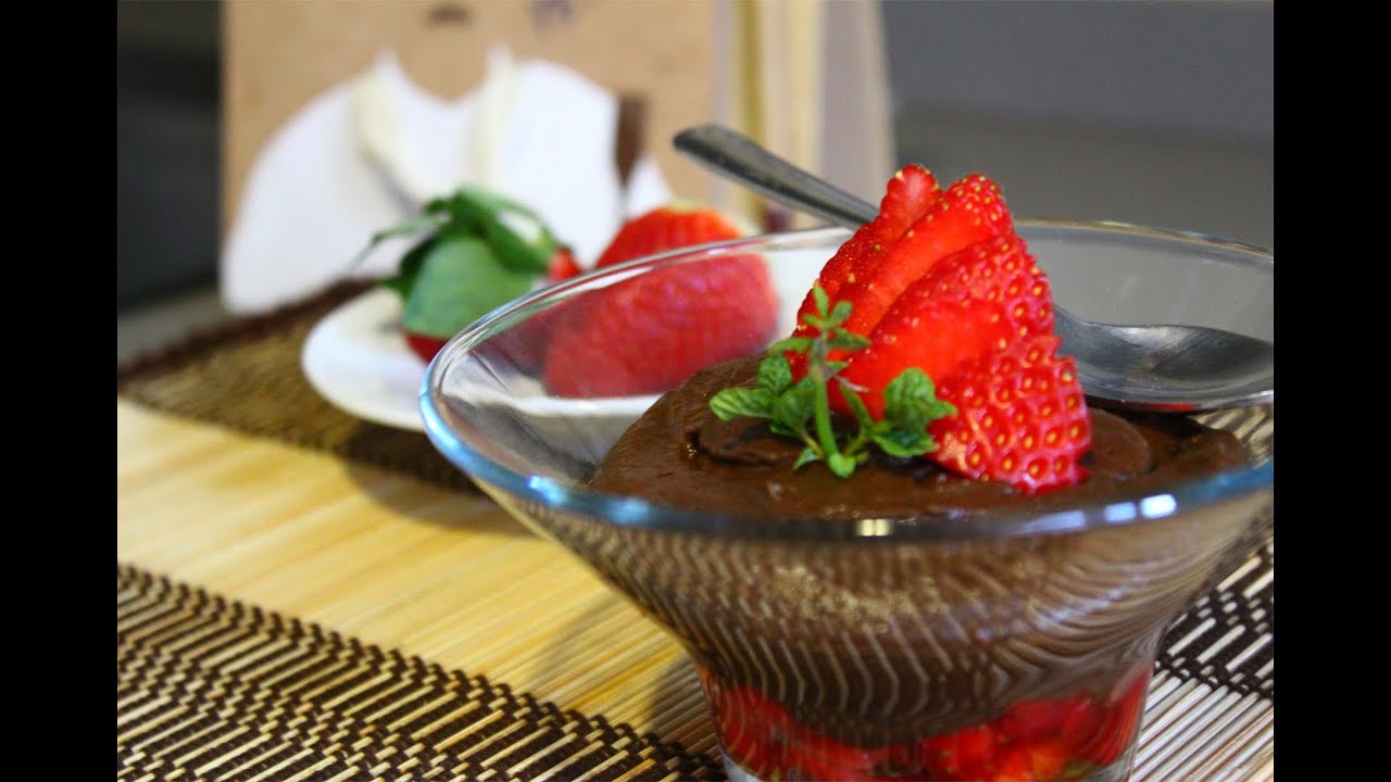 Mousse de chocolate y aguacate con topping de frutos secos