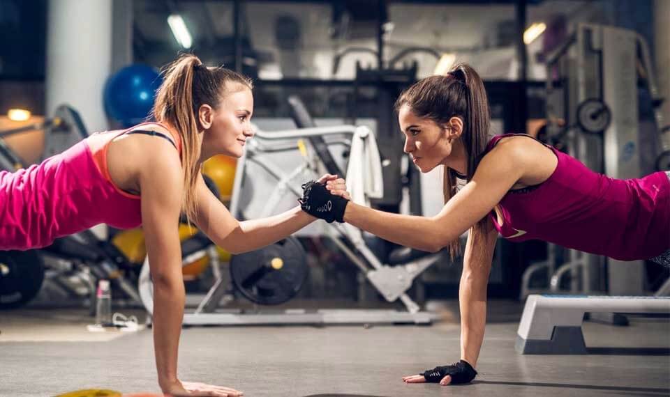 Tener un compañero al gym