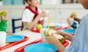 Niños comiendo