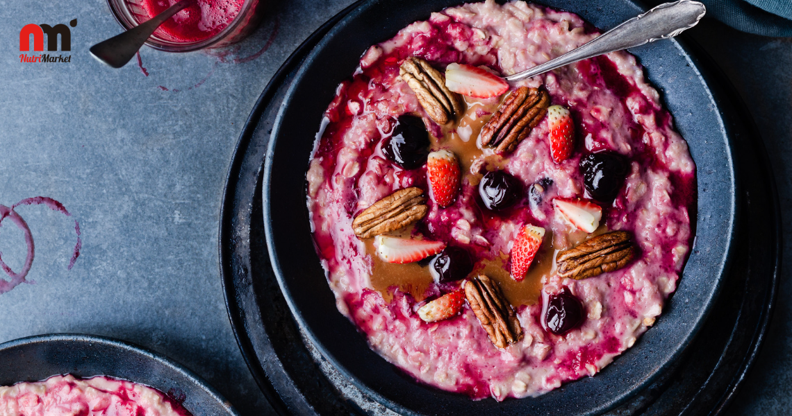 Porridge de fresas, chocolate blanco y nueces pecanas