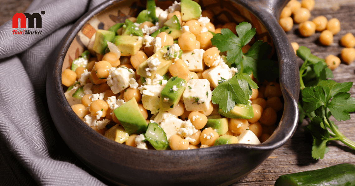 Salteado de aguacate con garbanzos