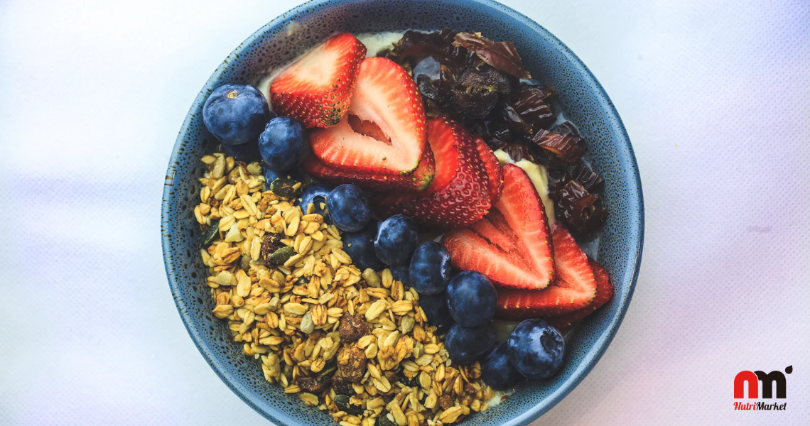 Porridge al microondas con granola y fruta