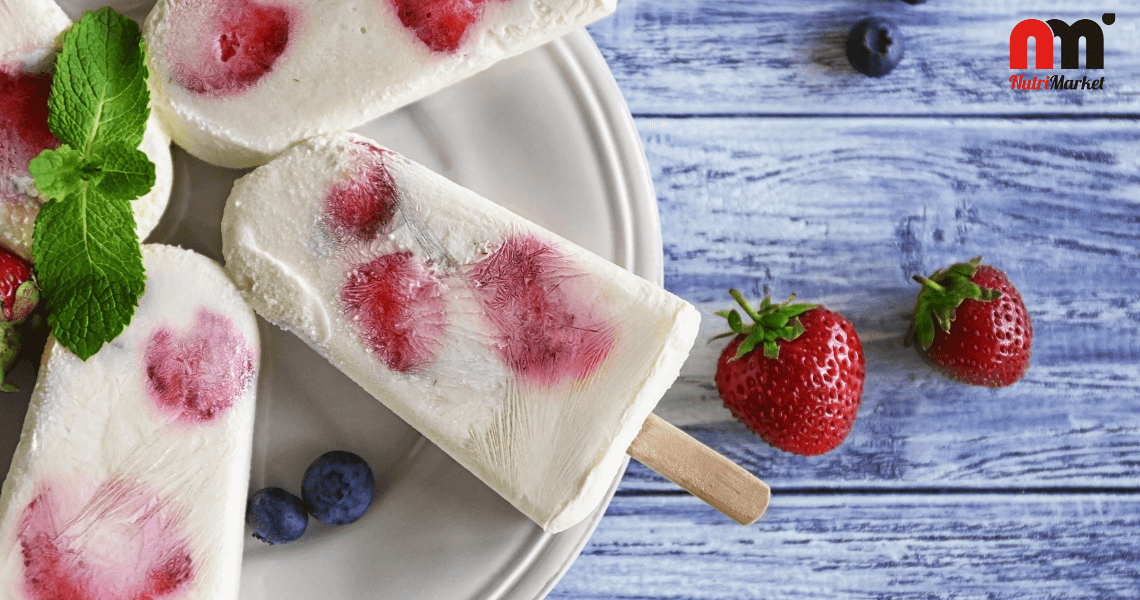 Polos de chocolate blanco y fresas