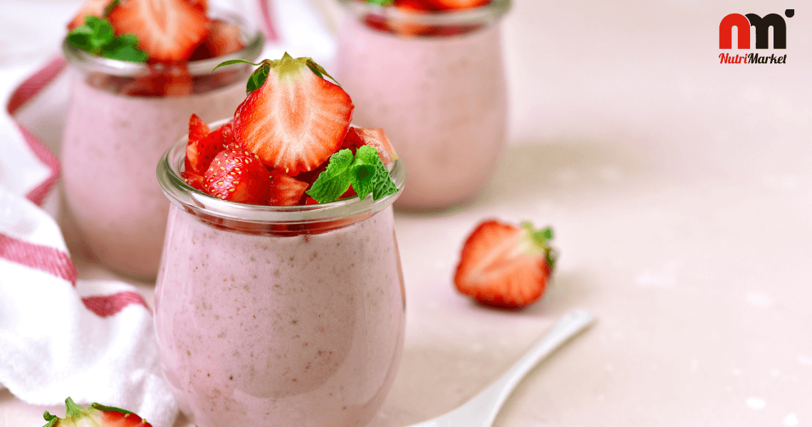 Vasitos de yogurt con fresas y proteína