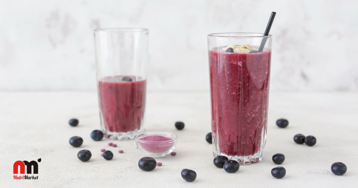 Smoothie proteico de fresa, y arándanos con acai